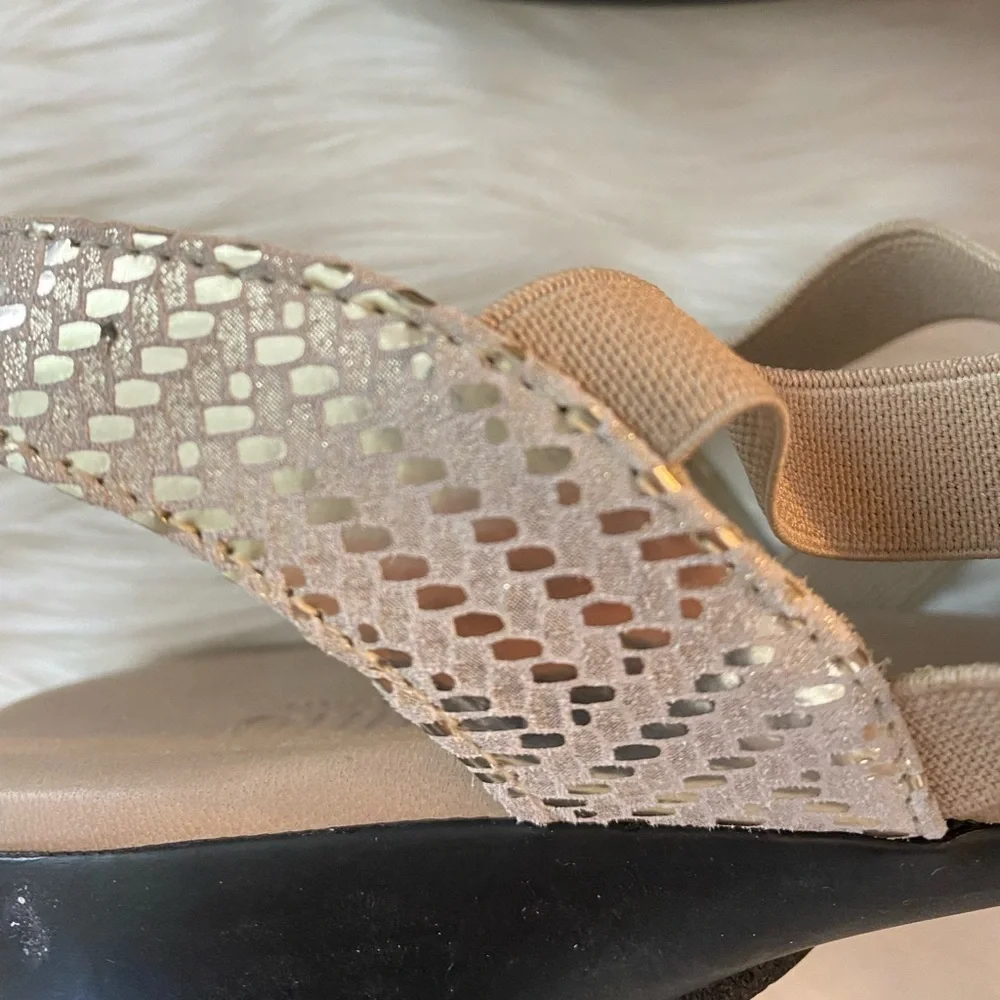 Munro tan and champagne strappy sandal, Sz. 9.5